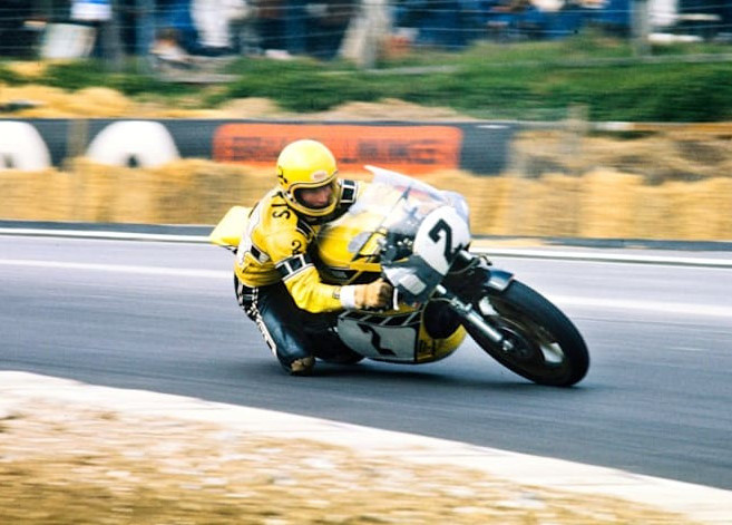 Kenny Roberts utilizando mono y casco Dainese